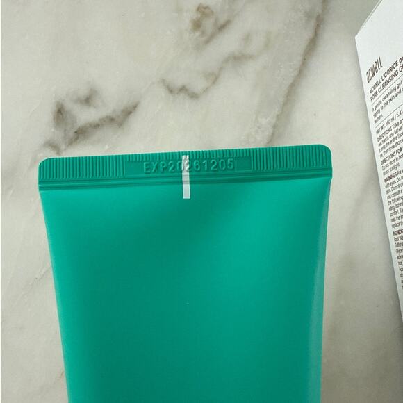 Acwell Licorice pH Balancing Pore Cleansing Gel Foam 5.4 fl oz - Picture 2 of 3